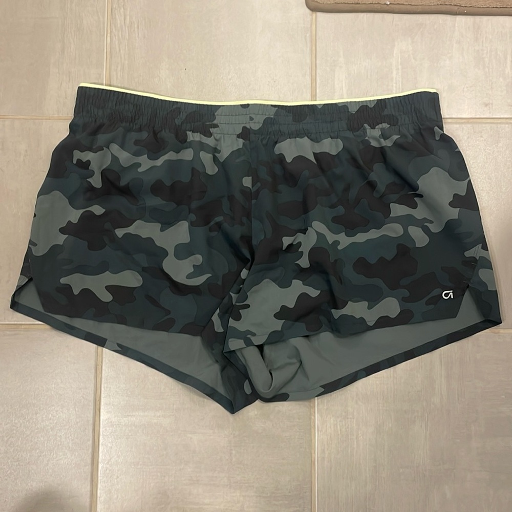 Camo GapFit 3" Mid Rise Runaround Shorts Size XXL